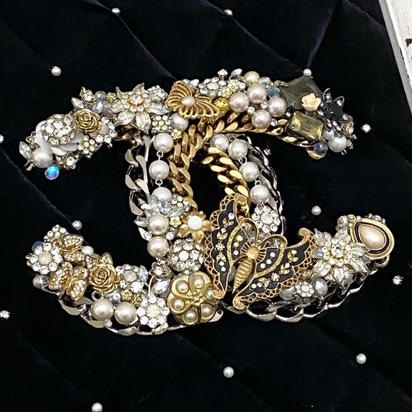 Luxury Design Repurposed Vintage Jewelry Framed 3D Mixed Media Wall Art - Picture 10 of 17